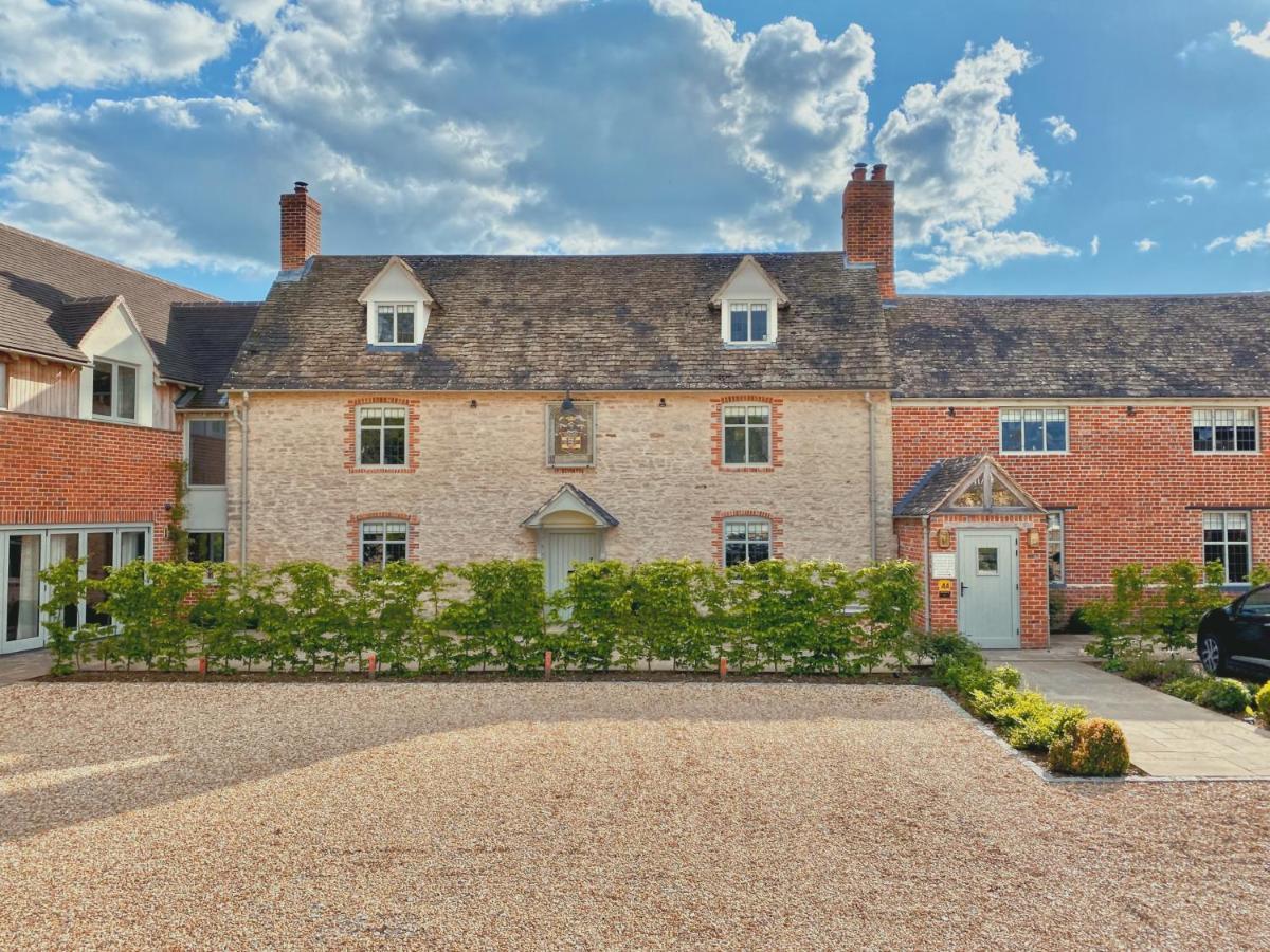 Отель The Harcourt Arms Stanton Harcourt Экстерьер фото The former school house