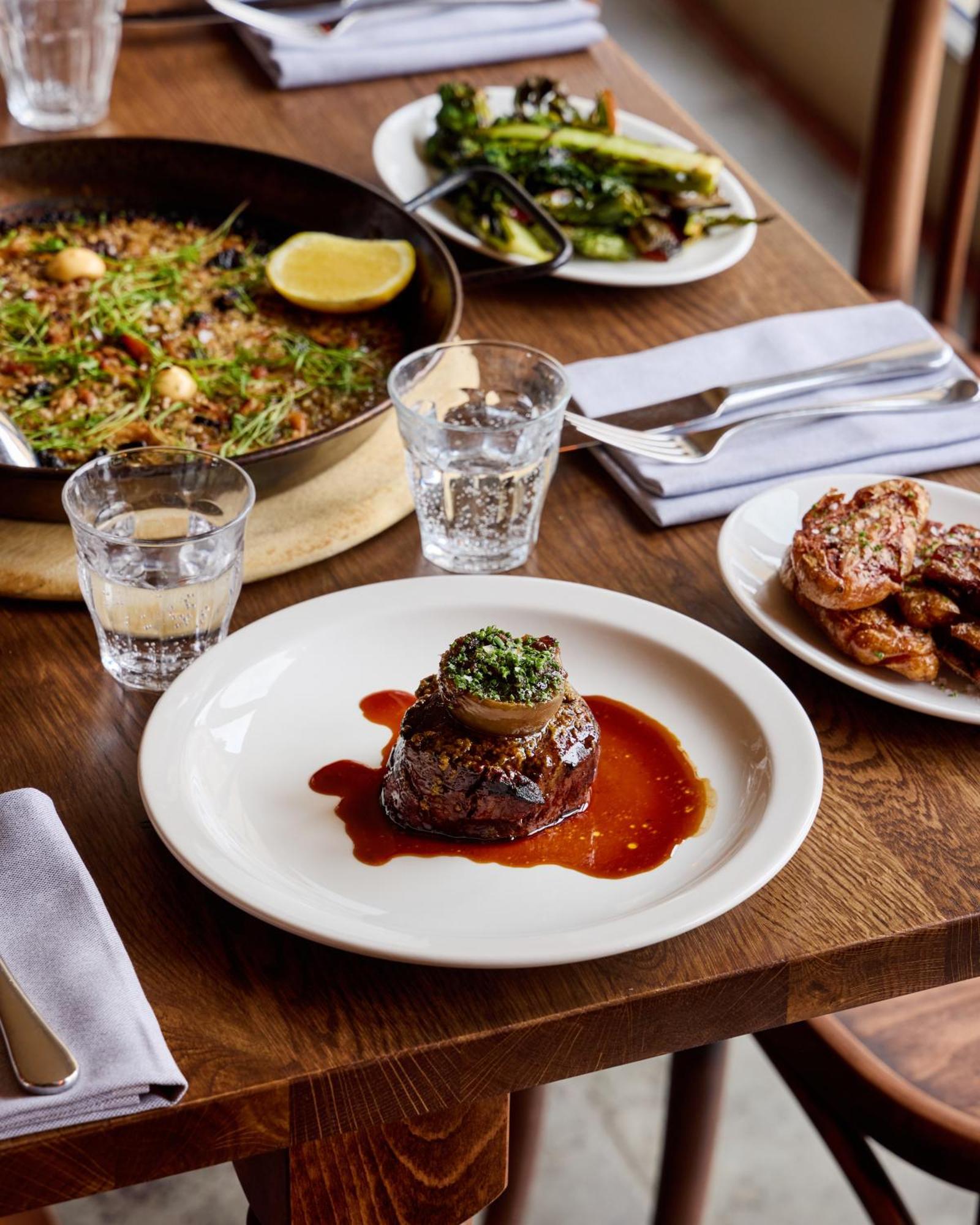 Отель The Harcourt Arms Stanton Harcourt Экстерьер фото A steak at the restaurant