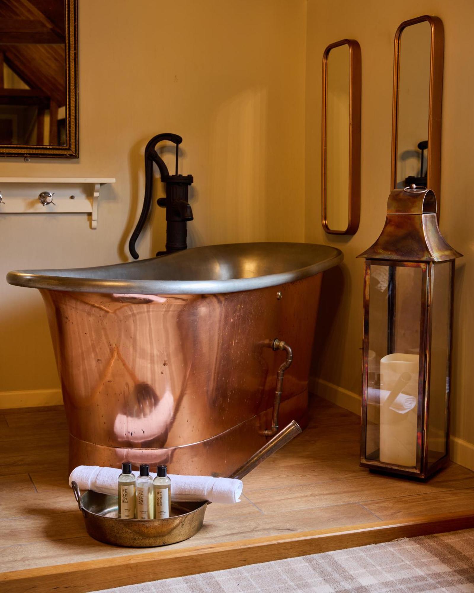 Отель The Harcourt Arms Stanton Harcourt Экстерьер фото Copper bathtub