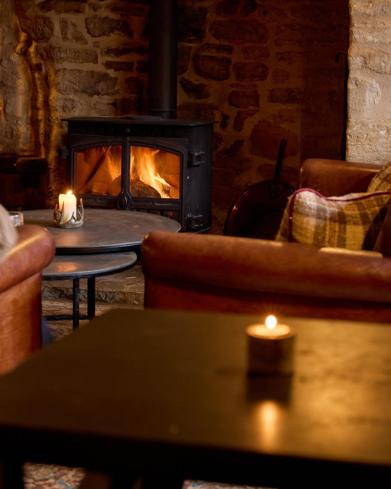 Отель The Harcourt Arms Stanton Harcourt Экстерьер фото The interior of the pub