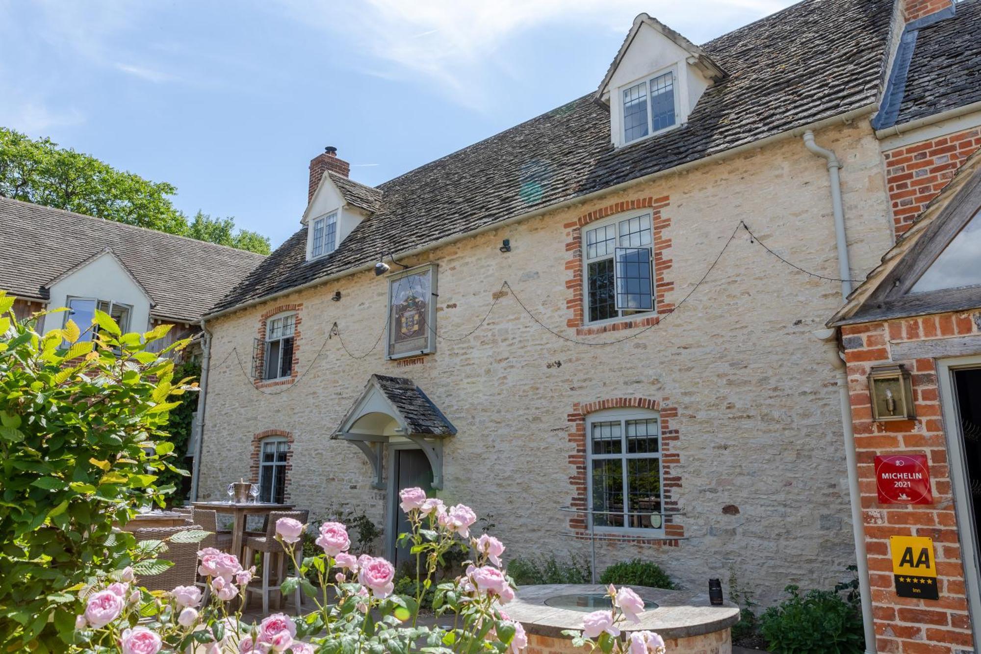 Отель The Harcourt Arms Stanton Harcourt Экстерьер фото The former school house