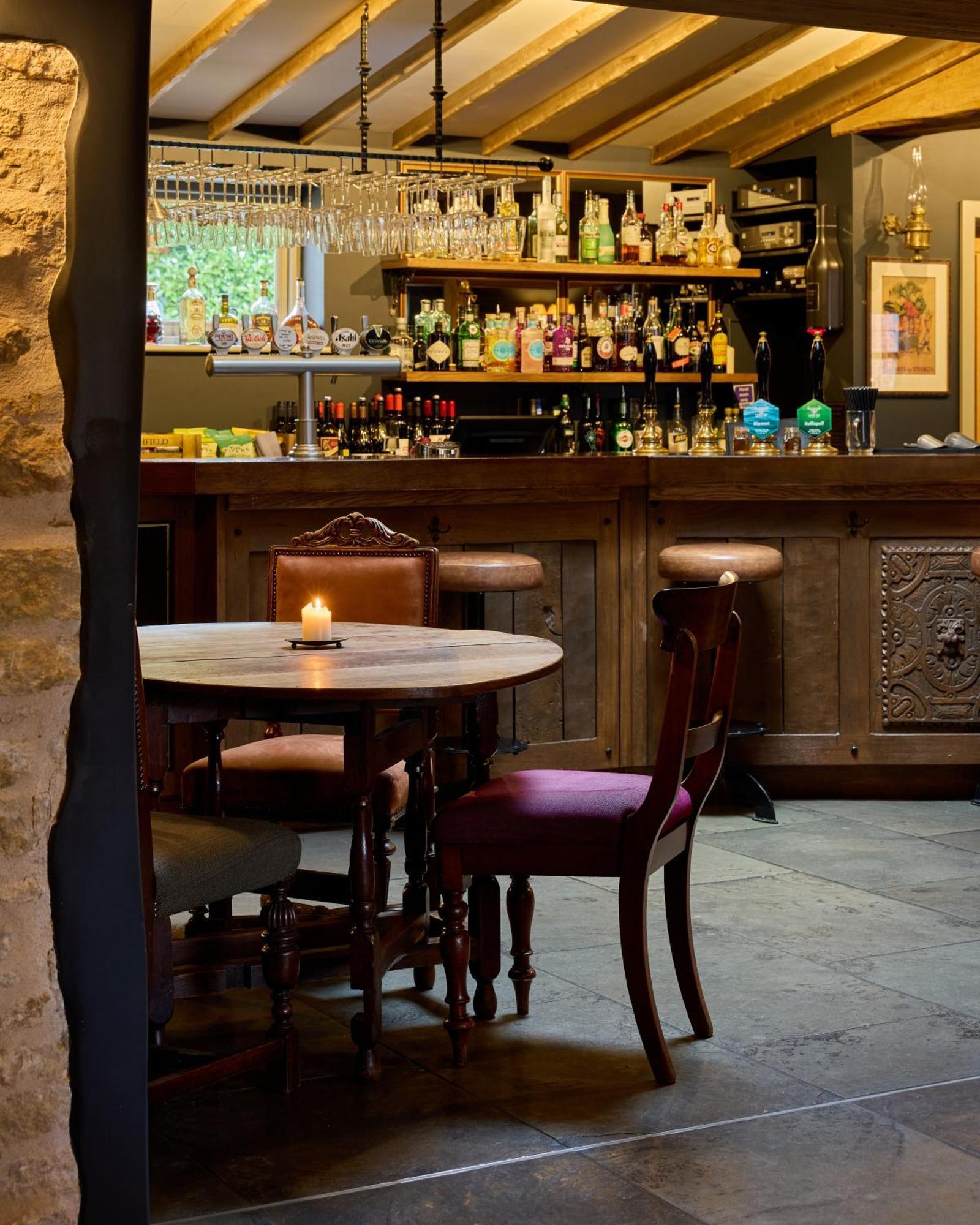 Отель The Harcourt Arms Stanton Harcourt Экстерьер фото The bar at the Old Inn