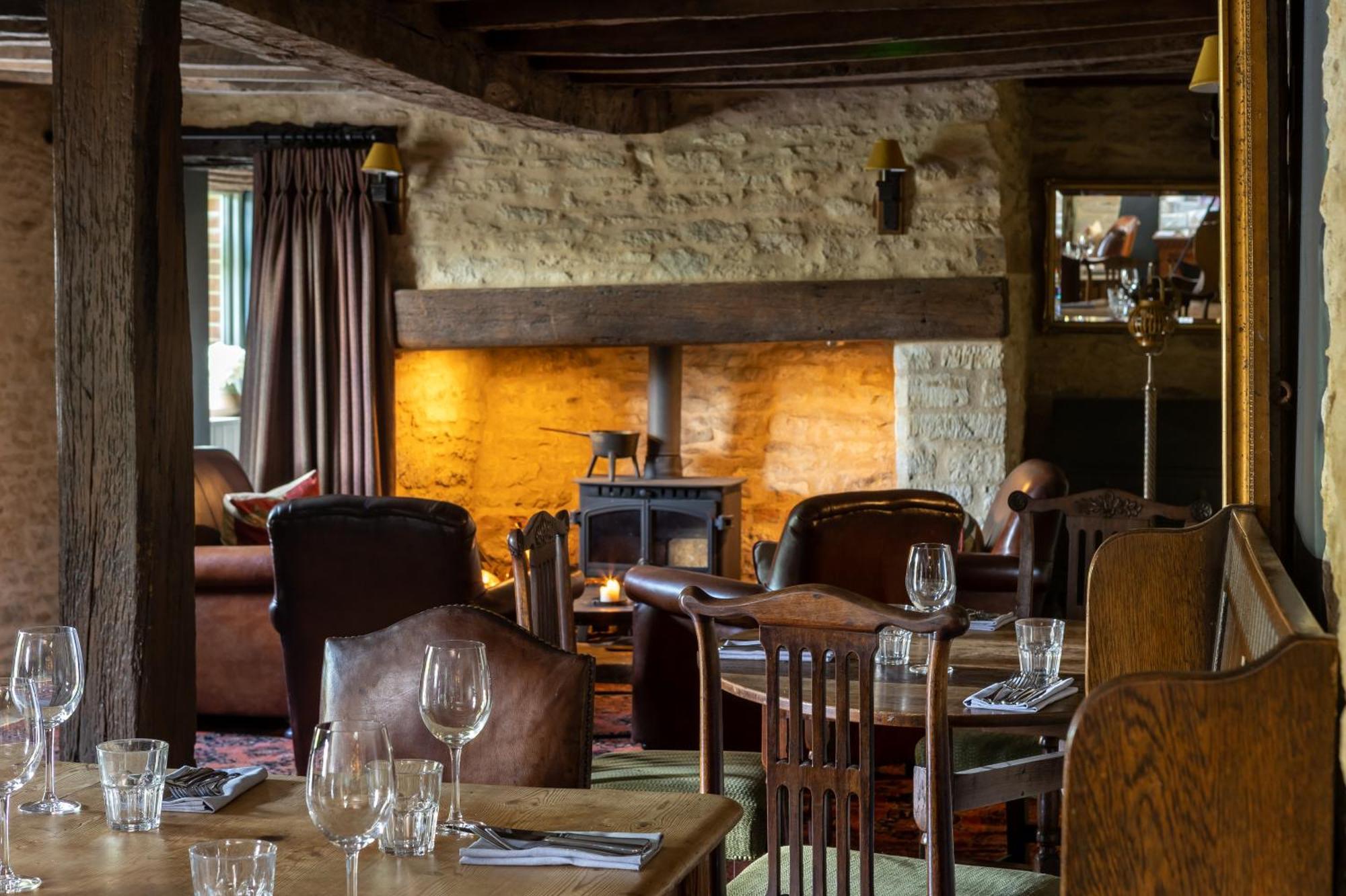 Отель The Harcourt Arms Stanton Harcourt Экстерьер фото The interior of the restaurant