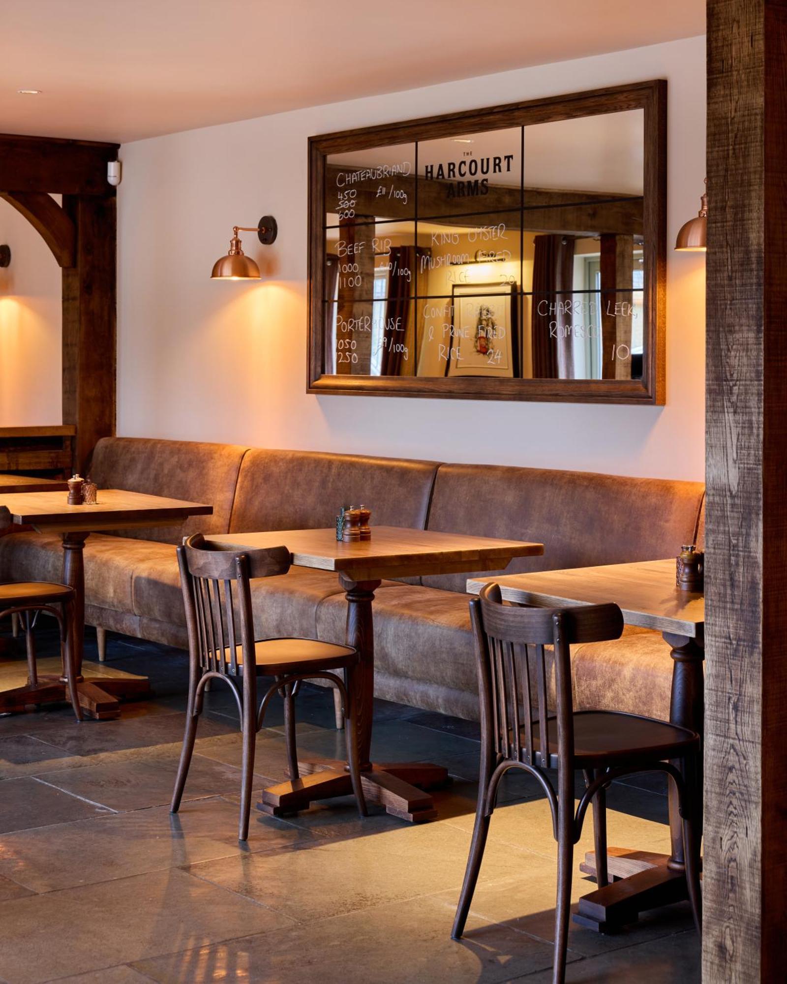 Отель The Harcourt Arms Stanton Harcourt Экстерьер фото The interior of the restaurant
