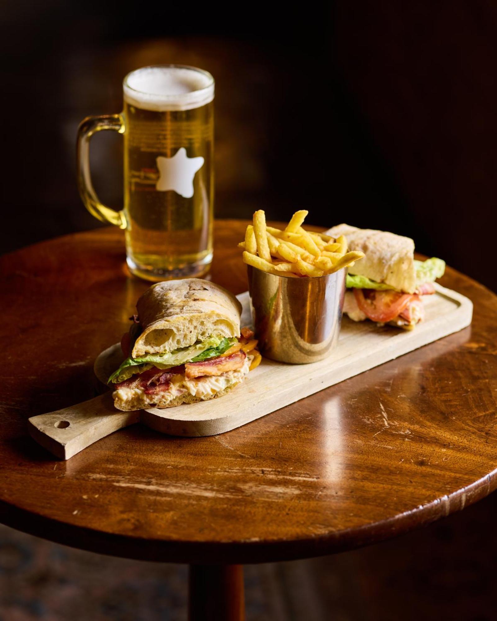 Отель The Harcourt Arms Stanton Harcourt Экстерьер фото A club sandwich with chips