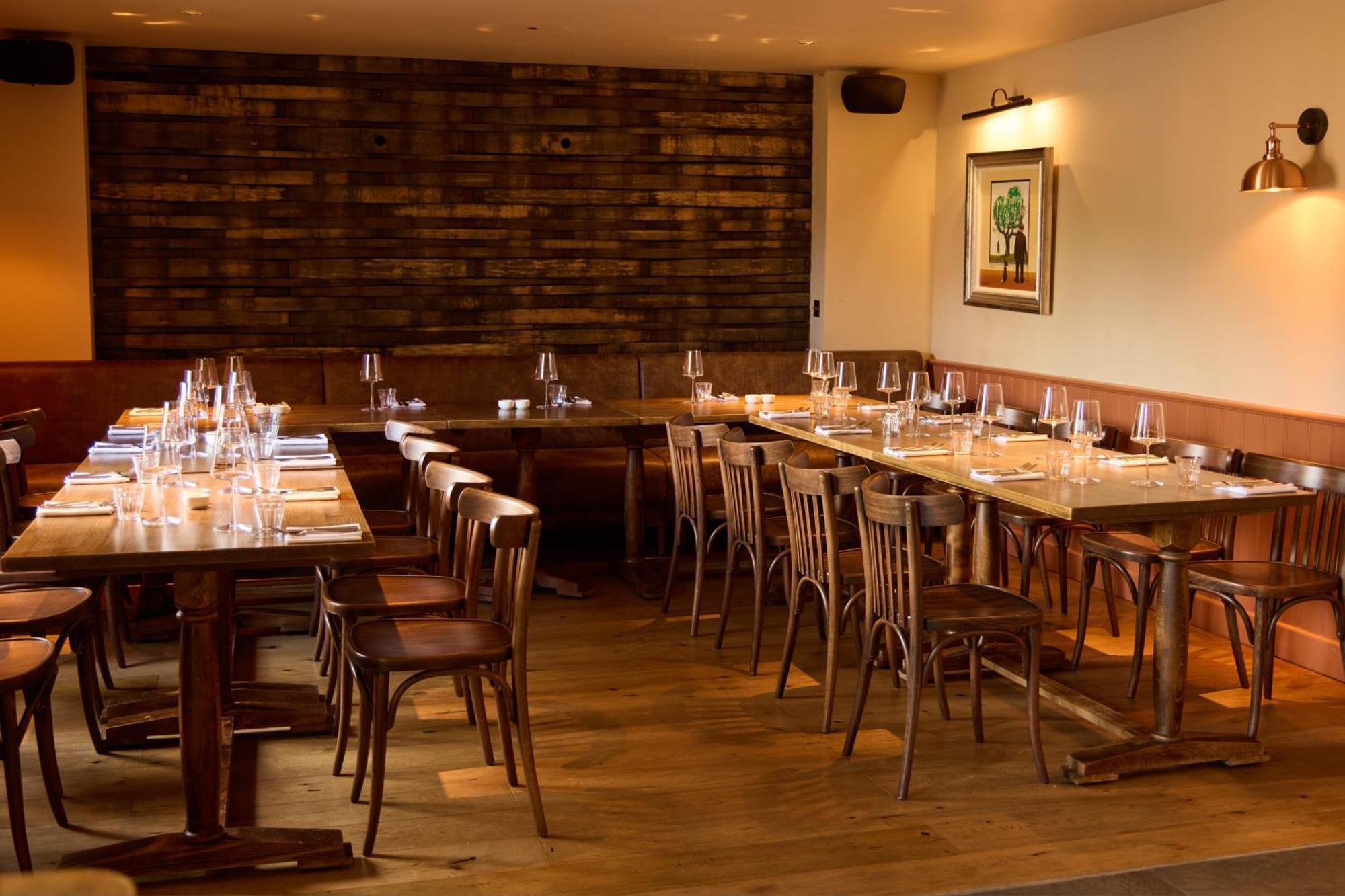 Отель The Harcourt Arms Stanton Harcourt Экстерьер фото Interior of the restaurant