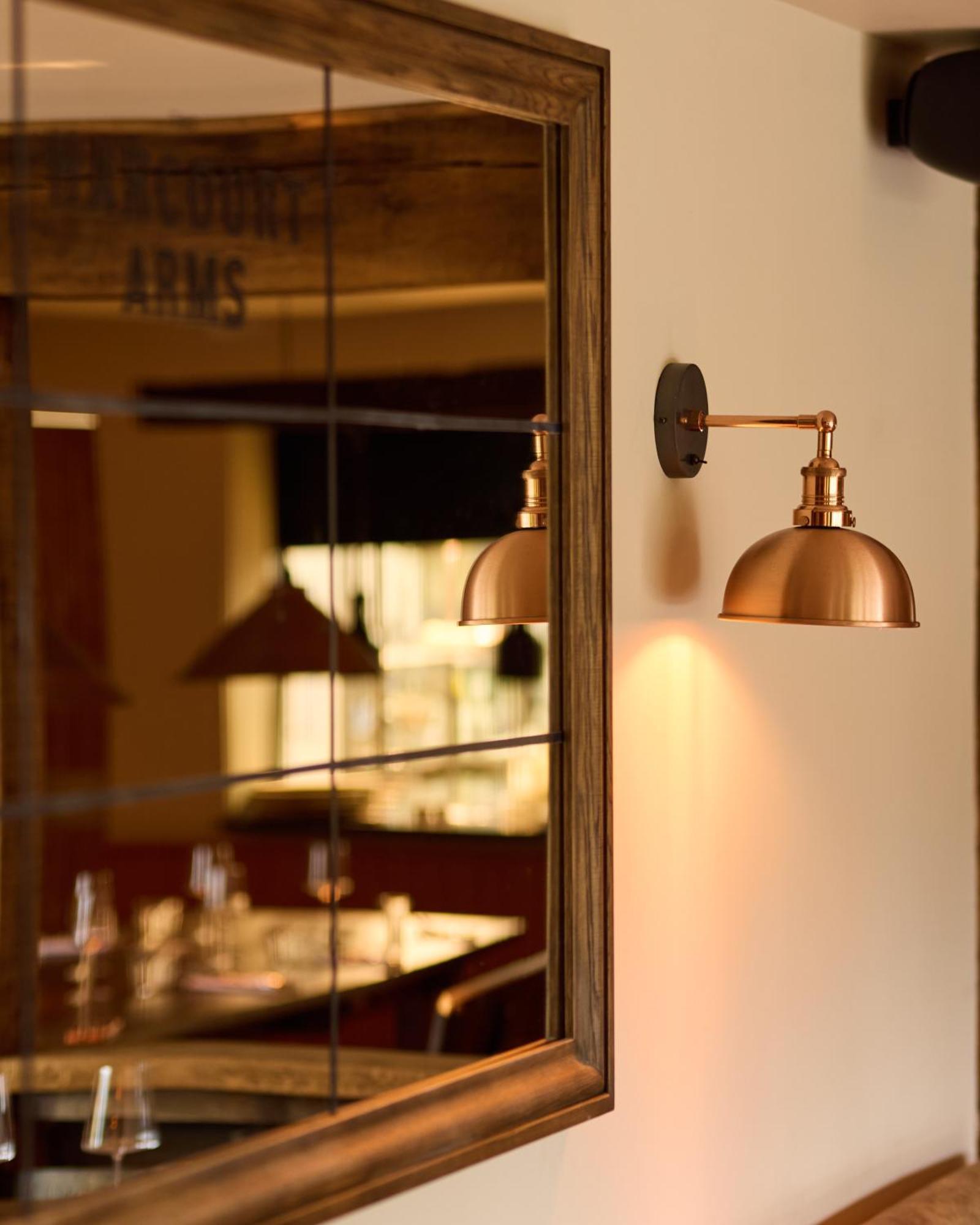 Отель The Harcourt Arms Stanton Harcourt Экстерьер фото A wall light