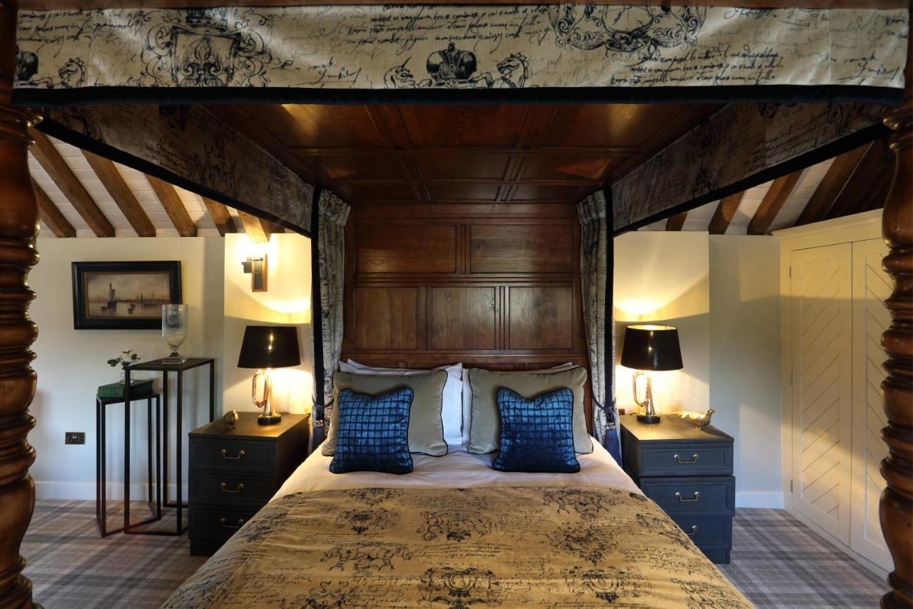 Отель The Harcourt Arms Stanton Harcourt Экстерьер фото The four-poster bed in the Old Inn